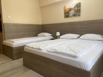 Фото номера Трехместный номер с балконом Отель Hotel Breaza г. Бряза 6